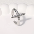 Anello aperto minimalista in acciaio inossidabile argento con finitura martellata su fondo bianco - Regolabile / Color Acciaio