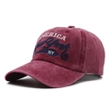Detalle de la gorra de béisbol vintage de algodón lavado con bordado de New York - Ajustable / Burdeos