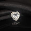 Dettaglio macro del cristallo a cuore con incastonatura argento su seta nera - 8mm / Bianco