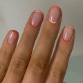 Unghie finte corte e tonde con punte French arancioni minimaliste e base rosa nude - Rosa Carne Arancione Brillante Doppia Linea Stile Francese (JP1411)