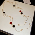 Détail du collier multicouche vintage doré avec breloques émaillées et perles en verre - Style de Disque en Émail à Plusieurs Couches / Or (Disques Rouges Noirs Blancs)