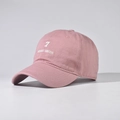 Dettaglio del cappellino in cotone rosa con ricamo bianco della lettera Z di qualità - Rosa