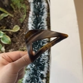 Detail of an 8cm triangle claw clip with tortoiseshell pattern and resin texture - 8cm / Matte Tortoiseshell