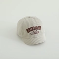 Detail der Brooklyn-Stickerei auf der weichen Baby-Baseballkappe aus Kord - Brooklyn-Buchstaben / Gebrochenes Weiß