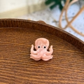 Détail d'une mini pince à cheveux pieuvre en acétate marbré rose au fini perlé - Mini Poulpe Rose