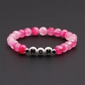 Bracciale MOM in pietre naturali rosa per la Festa della Mamma con perline bianche - MOM