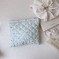 Pochette trapuntata a quadretti con stampa tulipani e fiocco sulla scrivania - Blu Verde Quadretti Piccoli Fiorellino