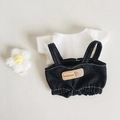 Mini-Puppenoutfit mit weißem T-Shirt und dunkelblauer Denim-Latzhose und Blumendeko - Weißes T-Shirt & Denim-Latzhose 3-teiliges Set (mit Blumen-Accessoire) / Passend für 17cm Puppe