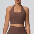 Gedetailleerd vooraanzicht van koffiebruine halter yoga top en bijpassende sportlegging - S / Kastanjebruin