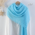 Sciarpa plissettata azzurra in cotone e lino con frange appesa a una gruccia - Blu Chiaro (92)