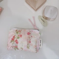 Detail der Baumwolltasche mit rosa Blumenmuster und weißem Reißverschluss mit Kordel - Sanftes Rosa Blumenmuster