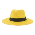 Détail d'un chapeau de paille jaune avec ruban noir et calotte classique à enfoncement - Jaune