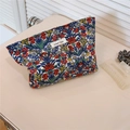 Detail der floralen Kosmetiktasche mit Vintage-Mustern und sicherem Reißverschluss - Vintage Blau Rot