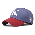 Detalle del bordado 3D letra K blanca en gorra de béisbol de algodón bicolor - Ajustable / Estilo de Letra K Roja y Gris