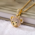 Collana placcata oro 18 carati con ciondolo a orsetto e zirconi viola su tessuto bianco - Orsetto in Zircone Rosa Viola