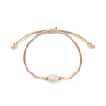 Verstellbares beige Kordelarmband im französischen Stil mit Süßwasserperle und Goldperlen - Natürlicher Süßwasserperlen Stil (JSS240014B)