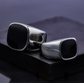 Vista macro di due anelli quadrati in acciaio inossidabile argento con intarsio nero - US 7 / Stile Quadrato Unisex (Colore Acciaio)