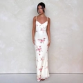 Weißes Maxikleid mit rosa Rosen, V-Ausschnitt, schmaler Passform und dünnen Sommerträgern - Weiß