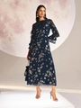 Abito lungo in chiffon blu scuro con stampe celesti di lune e stelle argentate - S / Blu scuro