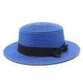 Dettaglio cappello in paglia blu reale a corona piatta con fiocco di nastro nero - S (54-56cm) / Blu