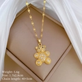 Makro-Detail eines vergoldeten Teddybären-Anhängers mit Mikro-Zirkon auf einer Box - Goldener Bär (B127 Titanstahlkette Kupfer-Mikro-Inlay-Anhänger)