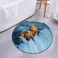 Tappetino da bagno rotondo in flanella assorbente con orso bruno che pesca in una cascata - 80×80cm / Modello 3-Orso alla Cascata