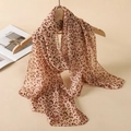 Elegante sciarpa lunga in chiffon con stampa leopardata rosa e marrone su stampella - Leopardo Beige Rosa Marrone