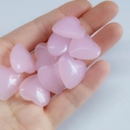 Piedras de corazón de cuarzo rosa pulido en la mano, regalo de San Valentín - Rosa