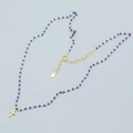 Detail einer goldenen Perlenkette mit funkelndem Diamant-Kreuzanhänger und blauen Perlen - 925er Silber / Gold (Dunkelblau)