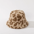 Detailaufnahme der warmen Winter-Fischerhut mit Leopardenmuster aus Lammfell-Imitat - M (56-58cm) / Hellbraun
