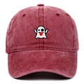 Détail de la broderie fantôme blanc sur une casquette en coton rouge délavé - Taille unique / Bordeaux