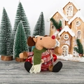 Weihnachts-Rentier-Plüschpuppe mit Karomuster und grünem Schal vor festlichem Hintergrund - Hirsch