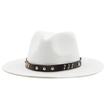 Detalle del sombrero de paja blanco con banda de cuero marrón y remaches dorados - 58cm / Blanco
