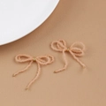 Orecchini a fiocco in perline rosa con accenti dorati su sfondo beige testurizzato - Stile rosa traslucido (U-52)