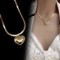 Dettaglio della catena a serpente dorata con ciondolo a cuore e scritta Love You More - Catena a Serpente a Cuore / Oro