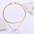 Collar de doble capa dorado con cadena de serpiente plana y colgante de perla en fondo blanco - Dorado