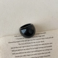 Minimalistischer schwarzer Kunstharzring mit dicker polierter Oberfläche und Glanz - Ring / Schwarz