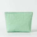 Dettaglio della borsa da toilette trapuntata verde menta con cuciture verticali eleganti - 26*8*18cm / verde chiaro
