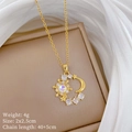 Dettaglio del ciondolo luna e stella dorata con opale su una scatola di gioielli - Stile Micro-Intarsiato Stella Luna Sole (B219) / Oro