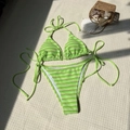 Set bikini a righe verdi in spugna con top all'americana e slip con lacci laterali stesi - S / Verde