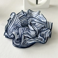 Λεπτομέρεια μεγάλου υφασμάτινου scrunchie με μπλε και λευκές ρίγες και κομψές πτυχώσεις - Μεγάλο σκρατς με ναυτικό μπλε ρίγες