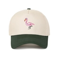 Detail der Flamingo-Stickerei auf einer zweifarbigen cremeweißen und waldgrünen Kappe - Off-white/Armeegrün