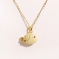 Collana con ciondolo a forma di pesce giallo in smalto su catena in oro acciaio - Beige