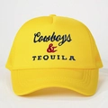 Dettaglio del ricamo Cowboys & TEQUILA su un cappello trucker giallo traspirante - Taglia unica / Giallo