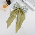 Dettaglio di un fermaglio per capelli a fiocco scozzese verde con nastri lunghi - Verde matcha