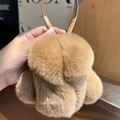 Colgante de piel de conejo marrón con diseño esponjoso y correa de mano de cuero - Marrón