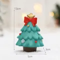 Statuina di albero di Natale in miniatura con stella d'oro e fiocco rosso su bokeh - Albero di Natale decorato