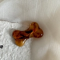 Barrette à cheveux ambre en forme d'os avec texture marbrée et gravure fait main - Os Ambre