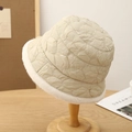 Minimalistischer beiger Stepp-Anglerhut mit Kunstfellrand auf Holzständer - Gebrochenes Weiß / M (56-58cm)