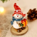Miniatur-Weihnachtsschneemann mit rotem Hut und blauem Schal auf einem Holzsockel - Nr. 11 Schneemann (Mit gelber Geschenkbox)